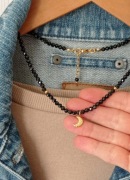 Krótki naszyjnik damski z czarnego kamienia naturalnego ze złotą zawieszką