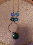 Naszyjnik z kolorowymi kwiatuszkami.