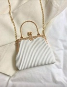 Torebka Royal style biała że złotą klamrą na łańcuszku 