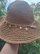 Słomkowy kapelusz bucket hat łańcuszek muszelki perełki boho