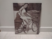 Obraz grafika drukowana dziewczyna na rowerze 51x40 retro vintage