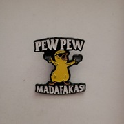 pin metalowy przypinka UZBROJONY KURCZAK PEW PEW MADAFAKAS