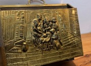 Stary gazetnik ciekawy mosiężne obicia scena 