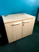 Mała szafka z tylnym sitem na kółkach