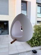 Nowoczesny karmnik dla ptaków – stylowy, lekki,  biały i ceglany