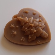 Zawieszka z wosku pszczelego - serce z choinką