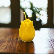 Świeca woskowa z wosku pszczelego kwiat tulipan