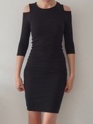 Prążkowana klasyczna obcisła czarna sukienka midi z wycięciami na ramionach