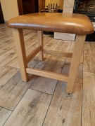 Stołek , taboret drewniany,bardzo stabilne, krzesełko, np salon kosmetyczny