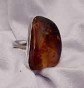 Srebrny pierścionek z bursztynem