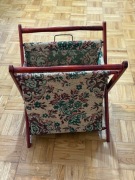 Składany stojak na gazety drewniany, tkanina gobelinowa, styl retro vintage