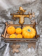 Zestaw świec świeczek dynie w skrzynce ze strachem na wróble