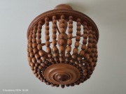 Drewniany żyrandol z koralikami i  kinkiet z PRL