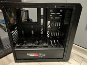 Obudowa komputerowa z wentylatorami.