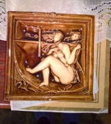 Kafel z płaskorzeźbą DEKAMERON sygnowany (747)