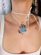 Naszyjnik szklany Witrażowy wisiorek kwiat „Magnolia” Biżuteria wiosenna