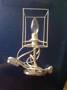 Lampka nocna druciana biała.