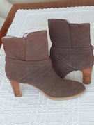 botki zamszowe w kolorze ciemny beż