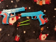 Dwa pistolety że strzałkami 