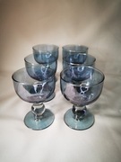 Zestaw sześciu (6) opalizujących niebieskich kieliszków do wina/ do wody