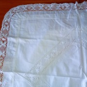 bardzo łądna z haftem poszewka -70cm x70cm biała zapiecie na guziki