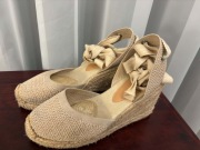 Buty damskie na koturnie roz 36, beżowe , wiązane wokół kostki