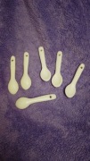 6 białych ceramicznych małych łyżeczek
