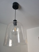 Lampa wisząca jednopunktowa ze szklanym kloszem.