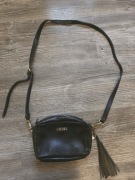 Torebka listonoszka damska Guess