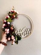 Wiosenny  wianek hello – dekoracja na drzwi ścianę z peoni Ethereal Circle