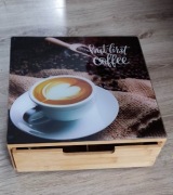 ORGANIZER NA KAWĘ HERBATĘ Z DREWNA BAMBUSOWEGO Z GRAFIKĄ PRZESZKLONY BLAT