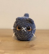 Ręcznie robiony na szydełku kotek brytyjski mini