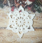 Gwiazda śnieżynka zawieszka szydełkowa ozdoba na choinkę, okno.