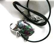 Zielony zoizyt z rubinem, wisiorek ze słoniem, słoń, słonik