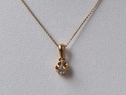 Złota zawieszka z diamentem, certyfikat 