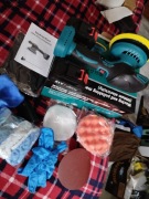 Polerka z dwoma akumulatorami z wyposażeniem 