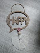 Ręcznie robiona ozdoba z makramy i drewna – napis HAPPY, styl boho