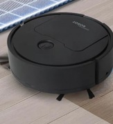 Mały samojeżdżacy robot zamiatający