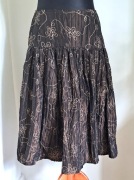 Brązowa szeroka spódnica midi z kreszowanej haftowanej tafty M/S