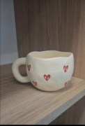 Ceramiczny kubek w czerwone serca