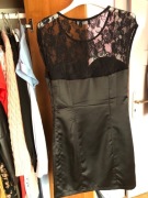 Czarna satynowa sukienka z koronką Rozm. S. 36 