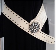 PASEK SKÓRZANY Z KLAMRĄ ZDOBIONĄ KAMIENIAMI 