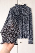 Czarna bluzka w niebieskie kwiatki ze stójką i ściągaczem Mango M