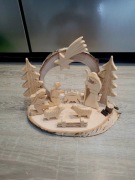 Szopka drewniana na plastrze