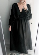 Czarna długa sukienka satynowa z kopertowym dekoltem elegancka 