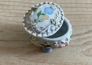 Porcelanowa szkatułka prl vintage retro puzderko