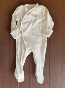 11. Beżowy pajacyk na długi rękaw rozmiar 3-6 miesięcy