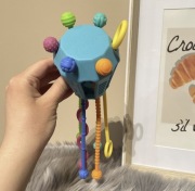 Mobi zippee przeciąganiec zabawka sensoryczna kolorowa montessori gryzak