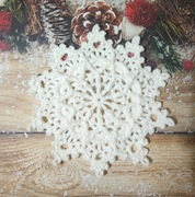 Gwiazda śnieżynka zawieszka szydełkowa ozdoba na choinkę, okno.