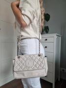 Pikowana torebka Guess na ramie na łańcuszku beżowa krem